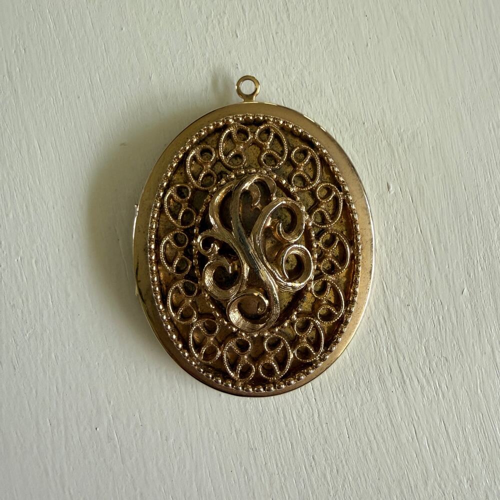 Vintage Gold Tone Oval Locket Victorian Style Filigree Photo Pendant